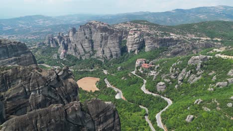 Valle-De-Peneas,-Paisaje-Montañoso-Escénico-Y-Monasterios-De-Meteora-En-Grecia---Antena-4k