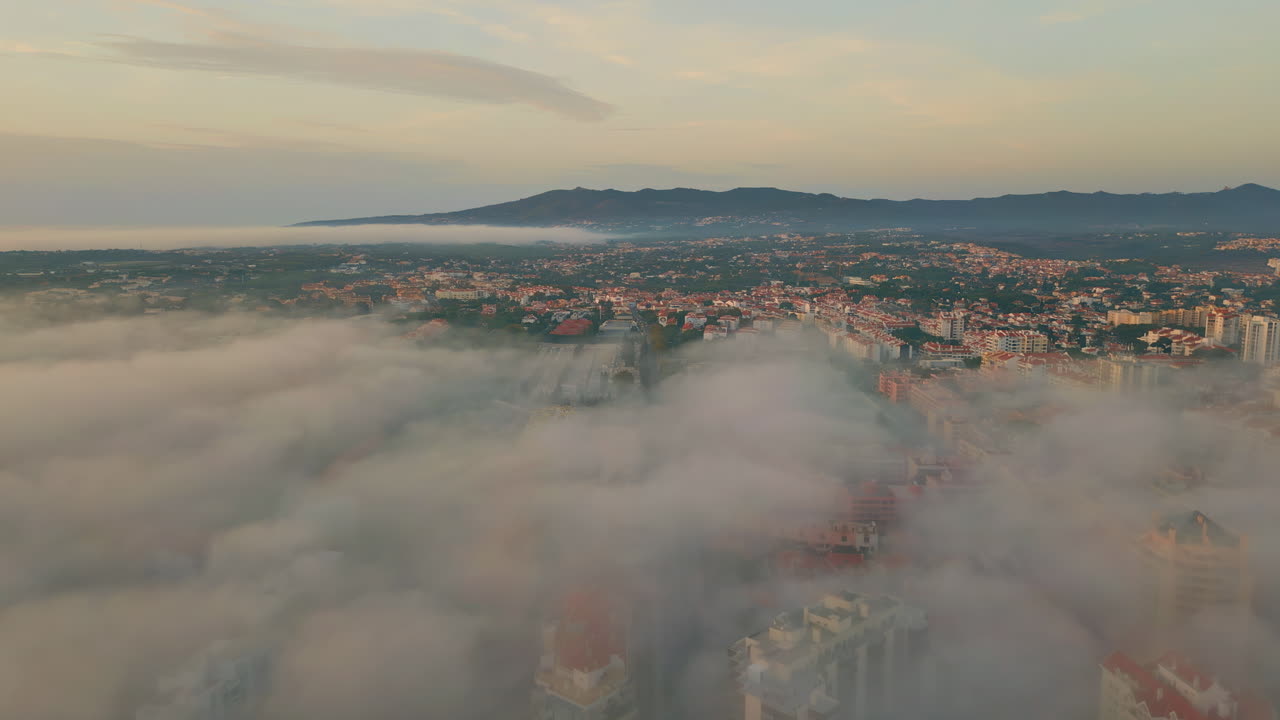Yaz akşamı drone görüntüsüyle kasabayı kaplayan hafif bulutlar. Görkemli sahil şehri.