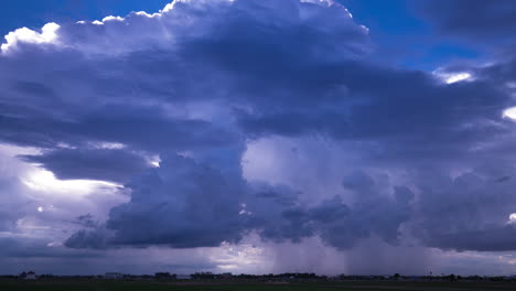 Formación-De-Cumulonimbus-De-Nubes-De-Tormenta-Monzónica-Tropical-Con-Lluvia