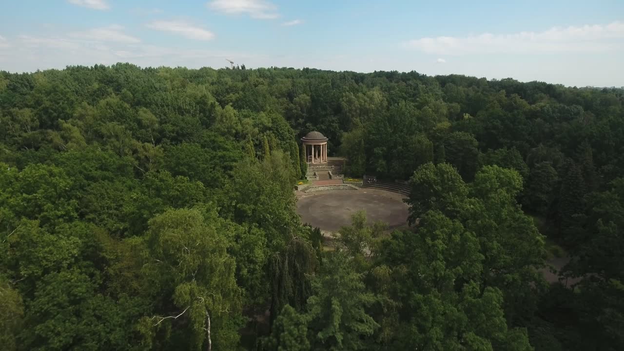 estructura histórica en medio del parque público 4k