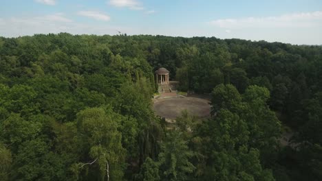 Estructura-Histórica-En-Medio-Del-Parque-Público-4k