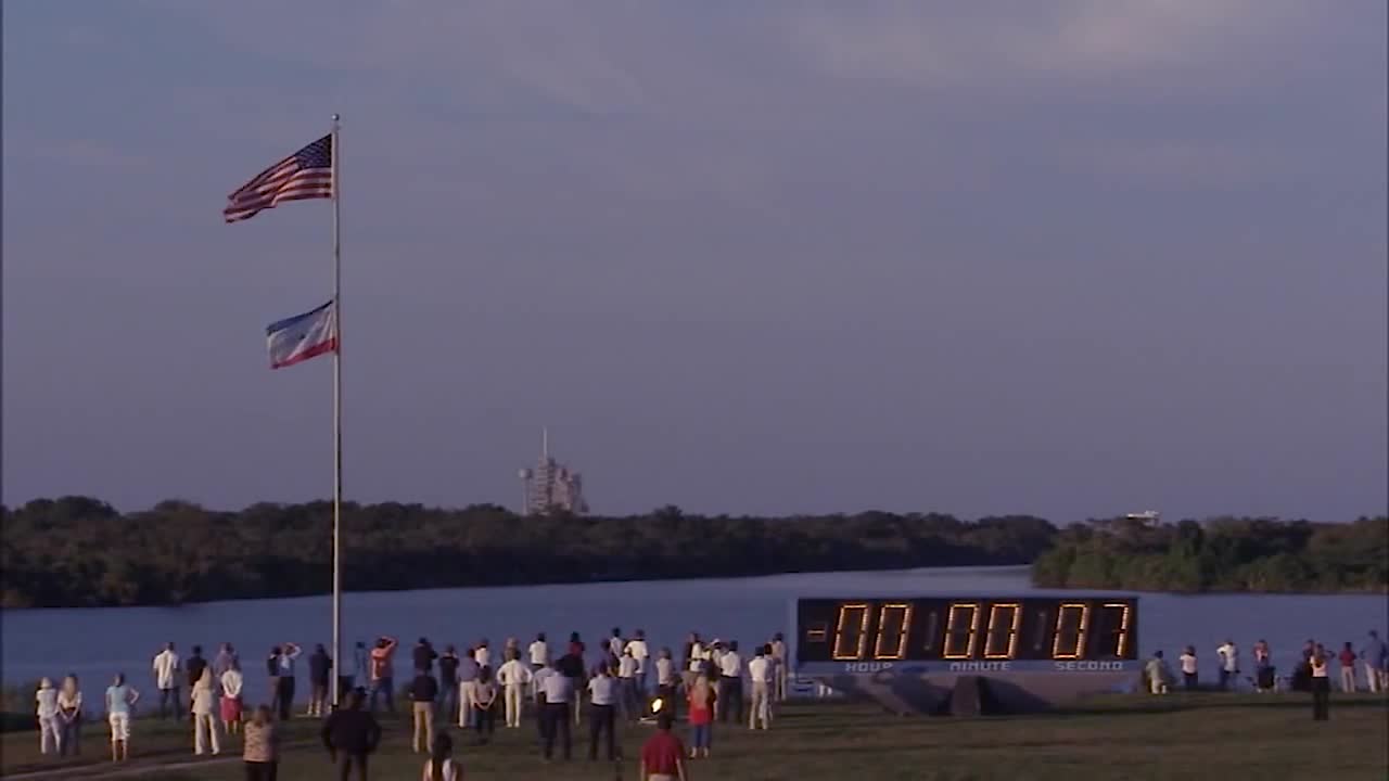 우주 왕복선 아틀란티스호가 케이프 커내버럴 플로리다에서 이륙합니다.