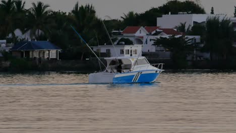 Un-Barco-De-Pesca-Deportiva-Saliendo-Del-Muelle-Al-Amanecer.