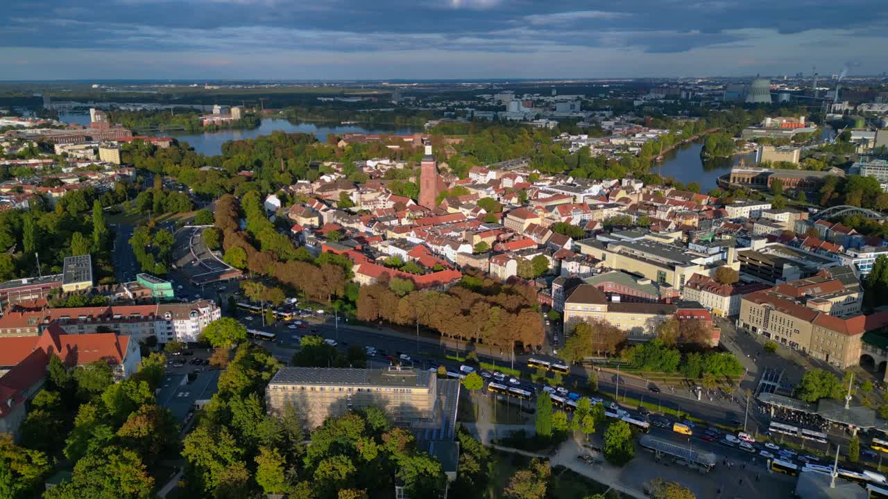 Il centro storico di Spandau, Berlino, con i suoi tetti rossi, le chiese e il verde circostante. Vista aerea spettacolare con drone in ascesa