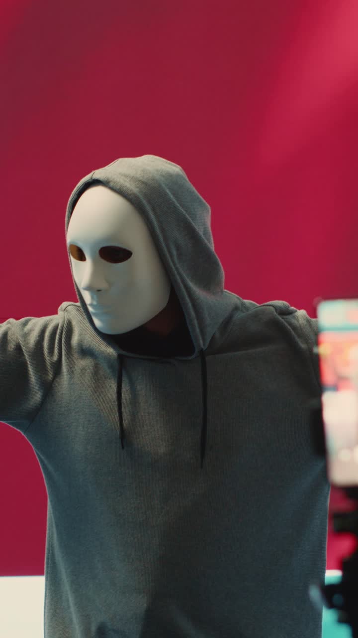 Persona mascherata che balla e registra video per i social media