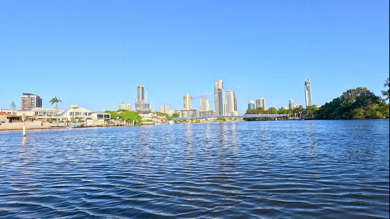 도시 스카이라인을 볼 수 있는 경치 좋은 강 항해