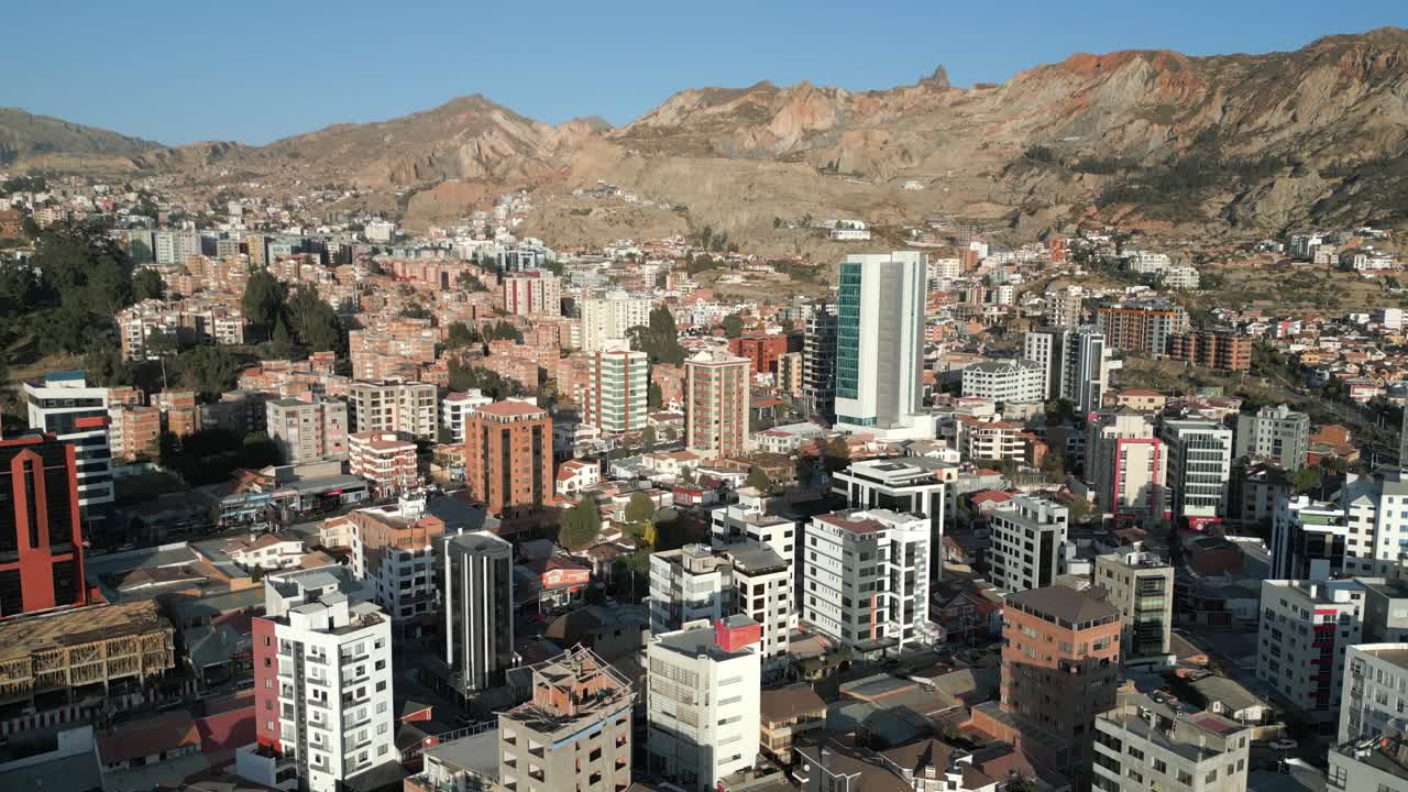 drone aéreo panorámico disparado sobre los edificios de la ciudad de el alto y la paz sobre las montañas andinas en bolivia en una mañana soleada