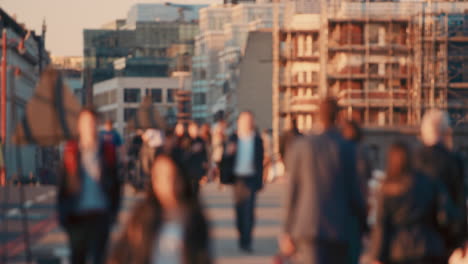 una multitud de personas borrosas caminando sobre un puente