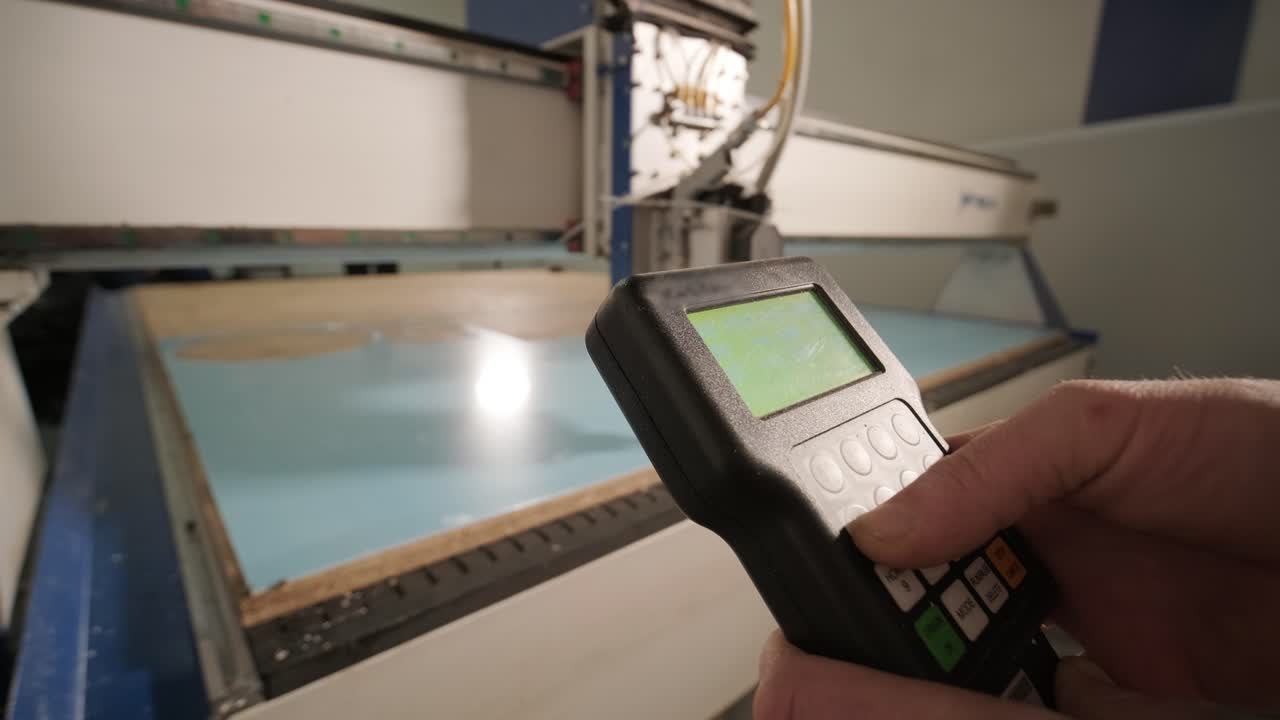 máquina de corte cnc en el trabajo, corte de hojas de plástico acrílico. producción de carteles publicitarios