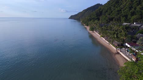 Bester-Flug-Von-Oben-Aus-Der-Luft,-Beach-Village-Huts-Resort,-Tropische-Bungalows-Auf-Der-Bergigen-Insel-Thailand-2022