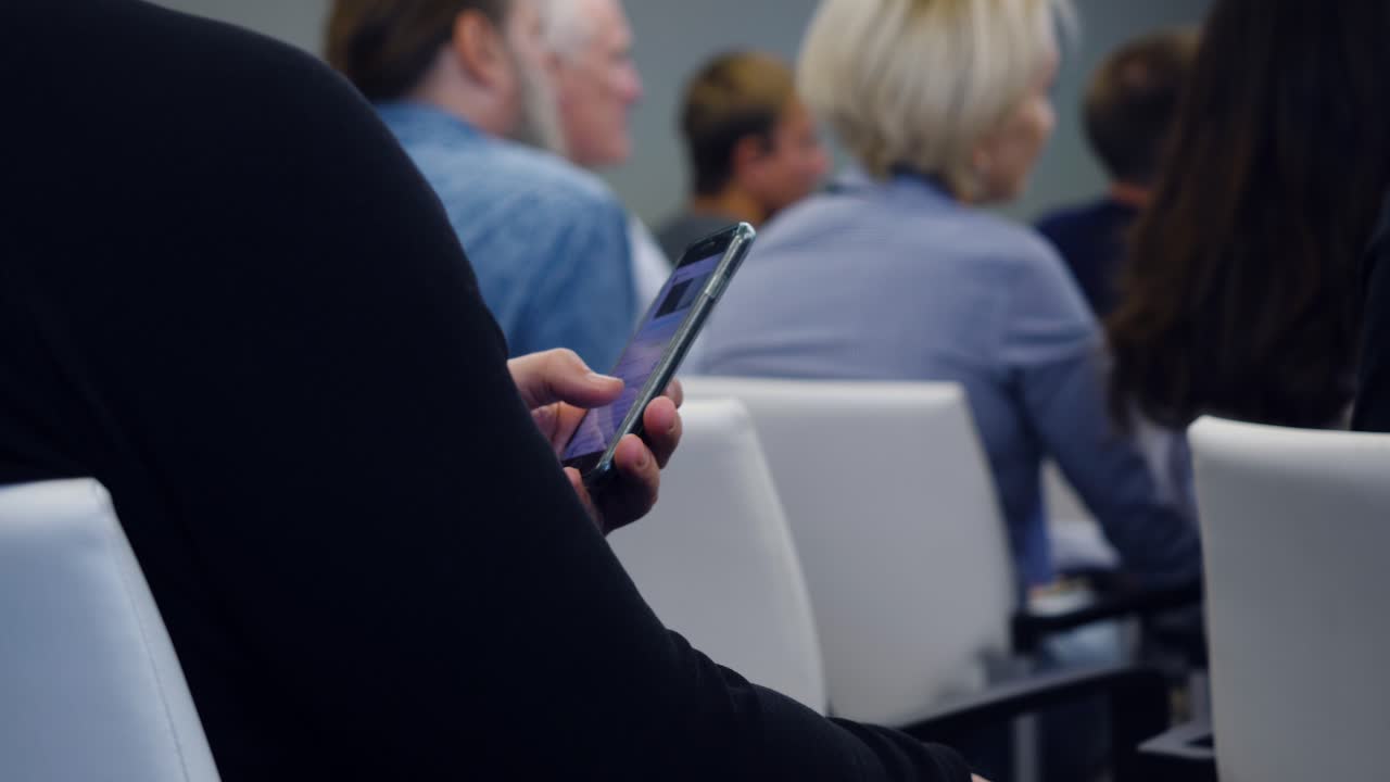 회의 중에 스마트폰을 사용하는 사람