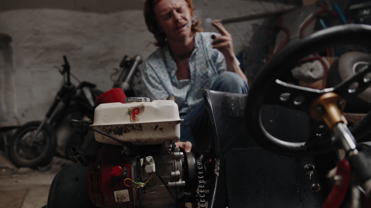 imágenes del mecánico poniendo una cadena abierta en el piñón de su go-karts