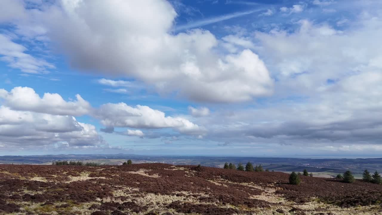 vista de la colina de benarty durante la primavera con turbinas eólicas vista desde la distancia