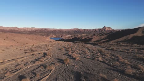 Trockenes-Flussbett,-Bedeckt-Mit-Steinen-Und-Sträuchern,-Das-In-Den-Colorado-River-Mündet