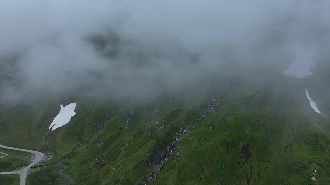 두꺼운 안개의 담요가 아래의 초록색 계곡을 감싸고 있습니다.