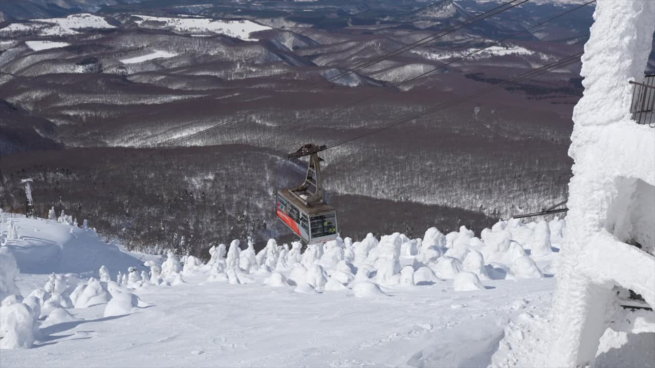 Funivia Hakkoda che sale su una montagna innevata ad Aomori, Giappone.
