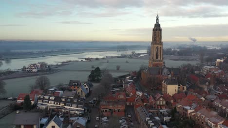 Torre-De-La-Iglesia-De-La-Aldea-Local-Tiro-De-Drone-Panorama-Desde-Más-Lejos