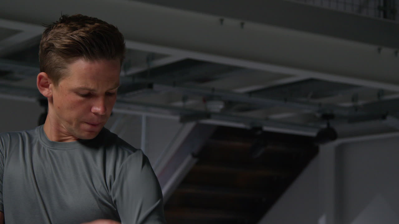 체육복을 입은 남자 운동선수 체육관에서 체육 훈련을 하고 스포츠 행사에 대한 심리적 준비를 하고 있습니다.