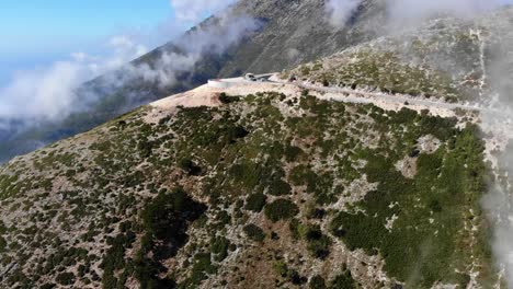 Der-Llogara-Pass-Liegt-Direkt-An-Der-Adriaküste-Und-Beeindruckt-Unter-Anderem-Mit-Seinen-Serpentinen