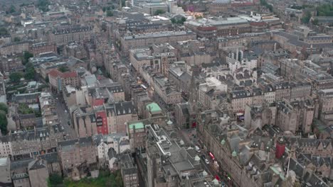 Dolly-Forward-Drohne-Schoss-über-Die-Altstadt-In-Richtung-Edinburgh-University