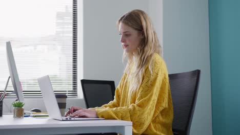 Mujer-Caucásica-Trabajando-En-La-Computadora