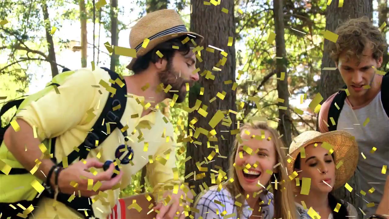 Cuatro amigos señalando una brújula sobre un mapa, celebrando la ruta mientras confeti dorado flota en un viaje