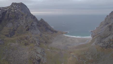 Luftaufnahme-Mit-Blick-Auf-Einen-Strand,-Zwischen-Bergen-Auf-Den-Lofoten,-Norwegen---Kreisen,-Drohnenaufnahme