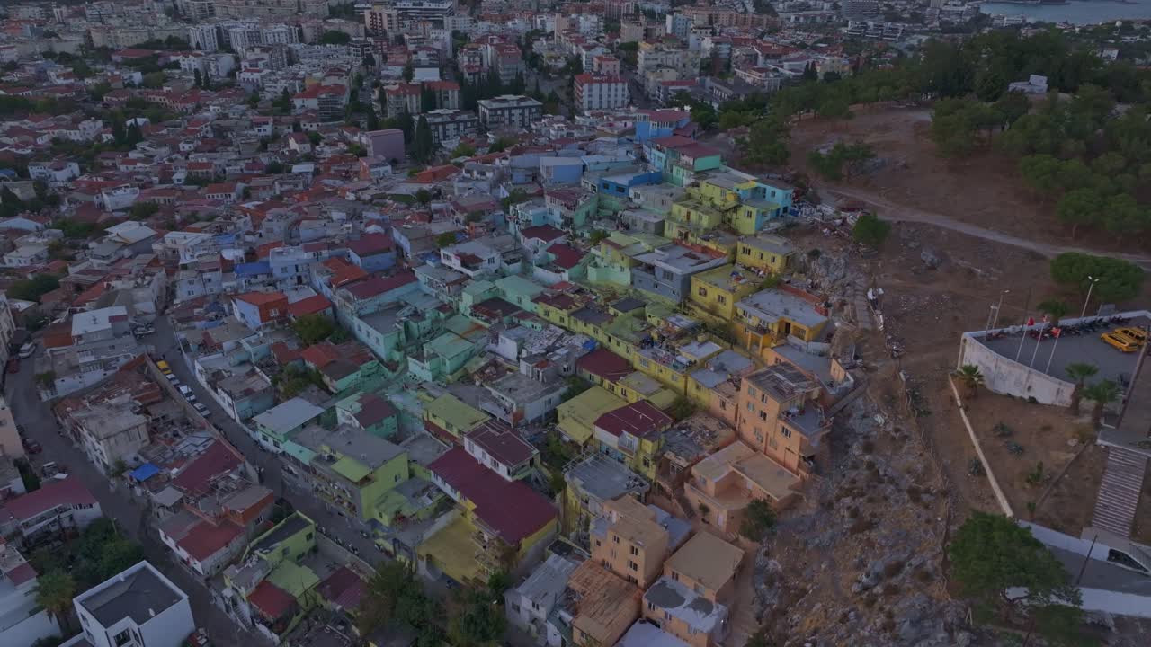 Soloppgang over havet i Kusadasi, Tyrkia