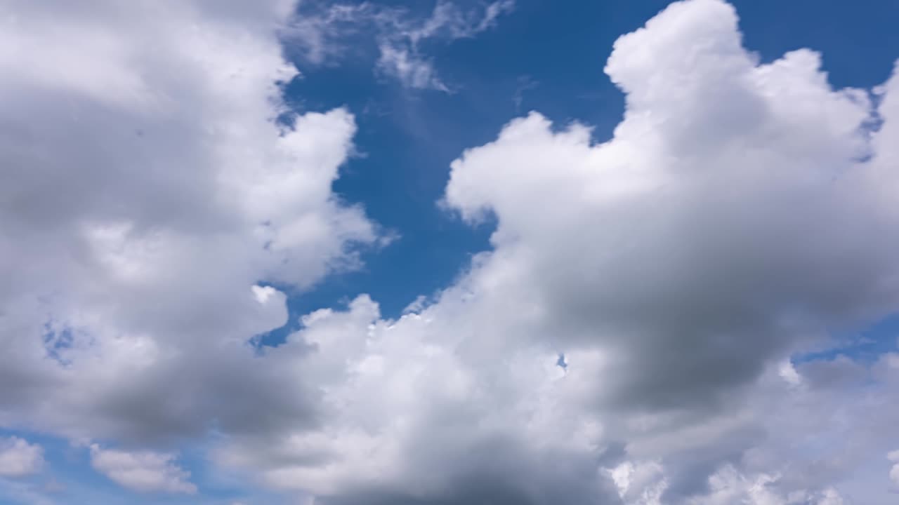 클라우드 타임 스 자연 배경, 자연 스 스 구름과 푸른 빛 하늘, 푸른 하늘에서  구름의 루프와 빛 광선 아름다운 여름 환경 배경