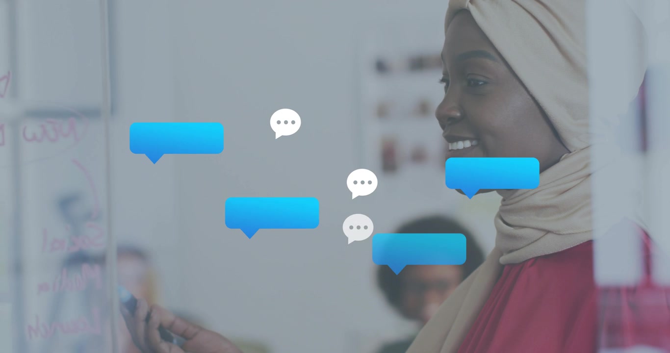 Relatore che scrive su una lavagna di vetro, con bolle di chat fluttuanti che avviano un gruppo di feedback in una riunione di lavoro.
