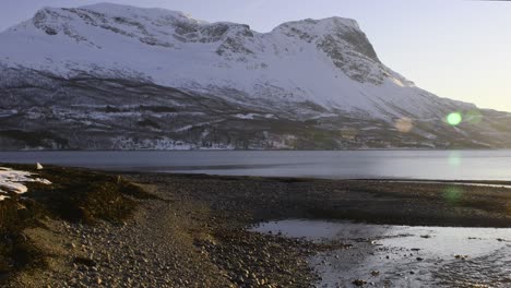 Bergblick-über-Den-Nordnorwegischen-Arktischen-Ozeafjord