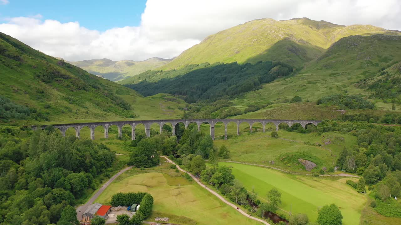 스코틀랜드 고원 에 있는 글렌핀난 다리 에 대한 공중 접근, 영국