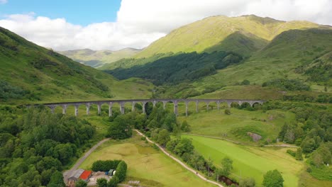 Aproximación-Aérea-Del-Viaducto-De-Glenfinnan-En-Las-Tierras-Altas-De-Escocia,-Reino-Unido