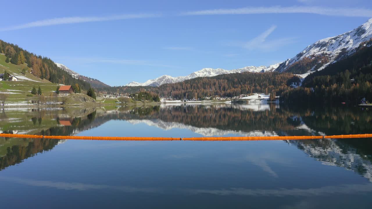 Volo radente in avanti sopra il lago di Davos