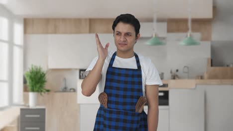 Cocinero-Indio-Disgustado-Por-El-Mal-Olor.