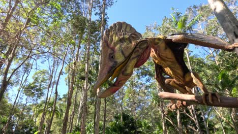 modelo de pterodáctilo en un entorno de zoológico forestal