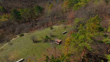 Paisaje-Montañoso-Boscoso-Con-Casas-En-Primavera-(fotografía-Con-Dron)