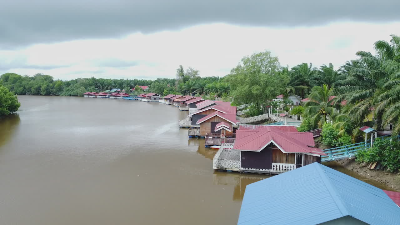 말레이시아 롬핀 파항에 있는 수상 가옥의 드론 궤도 보기