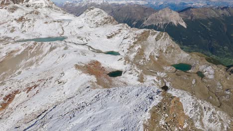 Pequeños-Lagos-Glaciares-En-La-Cima-De-La-Montaña-Cima-Fontana-Ligeramente-Cubierta-De-Nieve