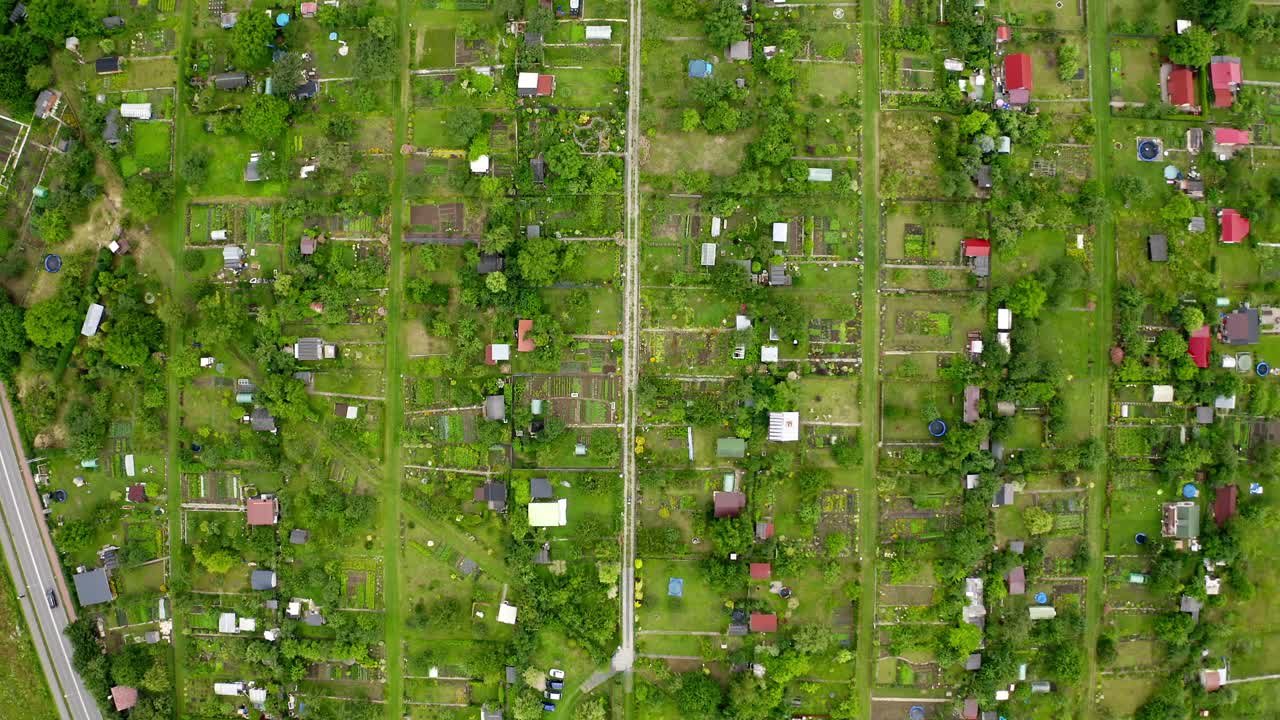 vista de arriba hacia abajo de los asentamientos con paisaje natural rural en klodzko, polonia