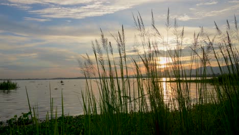 Hermosas-Nubes-Al-Atardecer-Sobre-Un-Lago