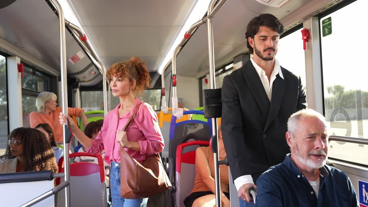Gente en un autobús