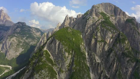 Aéreo-Italia-Dolomitas-Drone-Mountians-árboles-Desiertos-Belleza-Europa