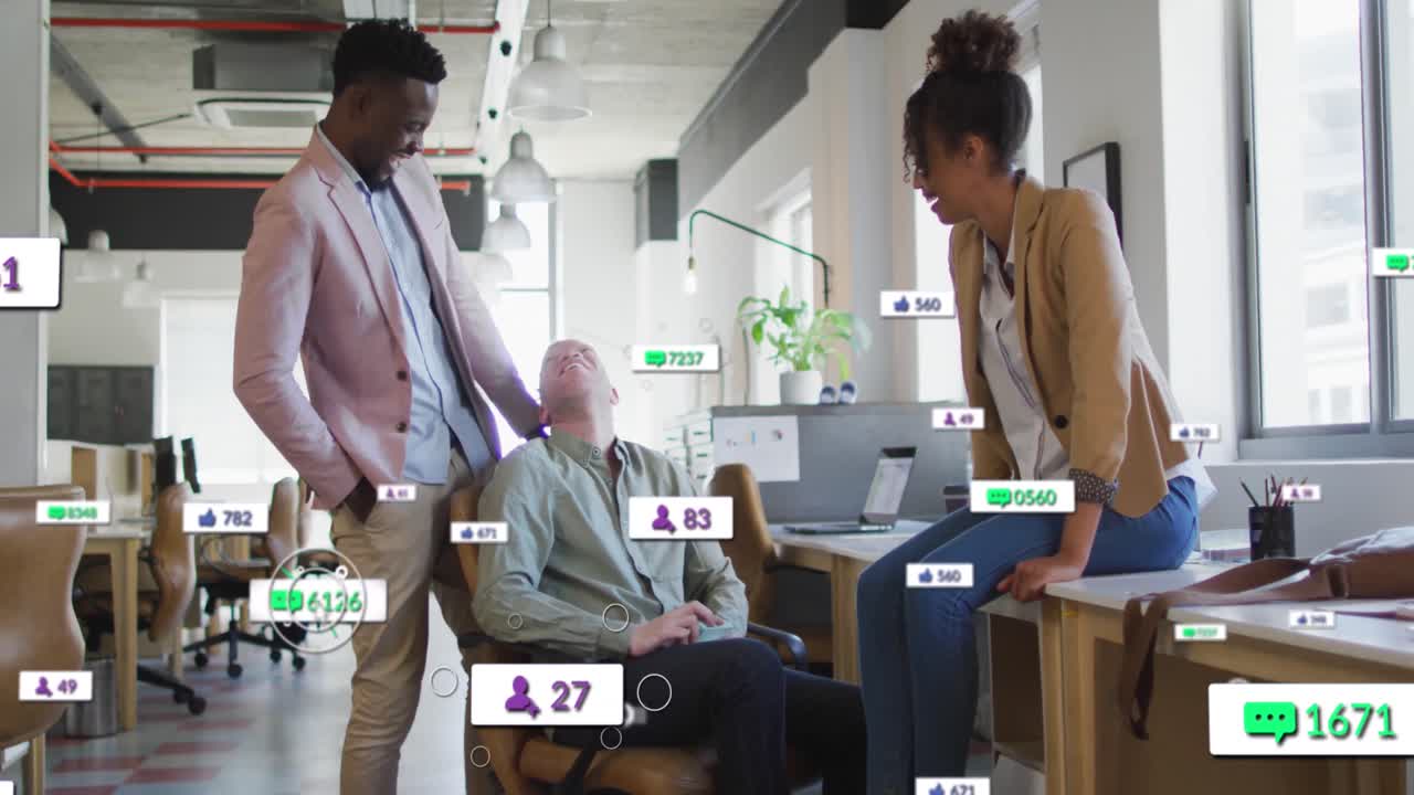 animación del procesamiento de datos de las redes sociales sobre diversas personas de negocios en la oficina