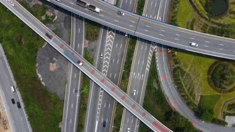 una vista de pájaro del tráfico en una carretera