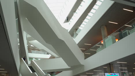 Biblioteca-De-Arquitectura-De-Luz-Brillante-En-Halifax,-Nueva-Escocia