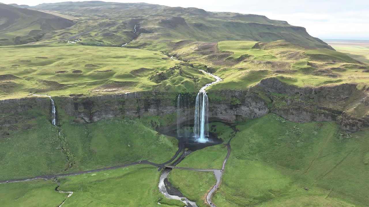 아이슬란드 남부 에서 여름 에 셀 ⁇ 랜드스포스 폭포 에 다가오는 것