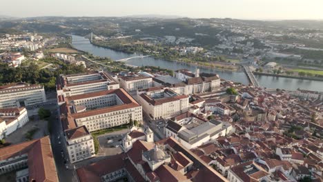 órbita-Aérea-Alrededor-De-La-Universidad-De-Coimbra-Y-El-Río-Mondego-En-El-Fondo,-Portugal