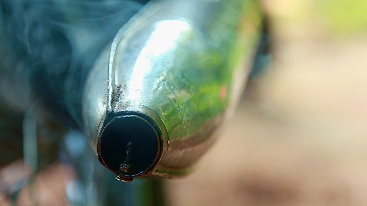 el humo viene del escape de una motocicleta de modelo antiguo, el humo blanco viene de la motocicleta de época