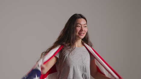 Primer-Plano-De-Estudio-De-Una-Mujer-Envuelta-En-La-Bandera-Estadounidense-Celebrando-El-4-De-Julio,-Día-De-La-Independencia.